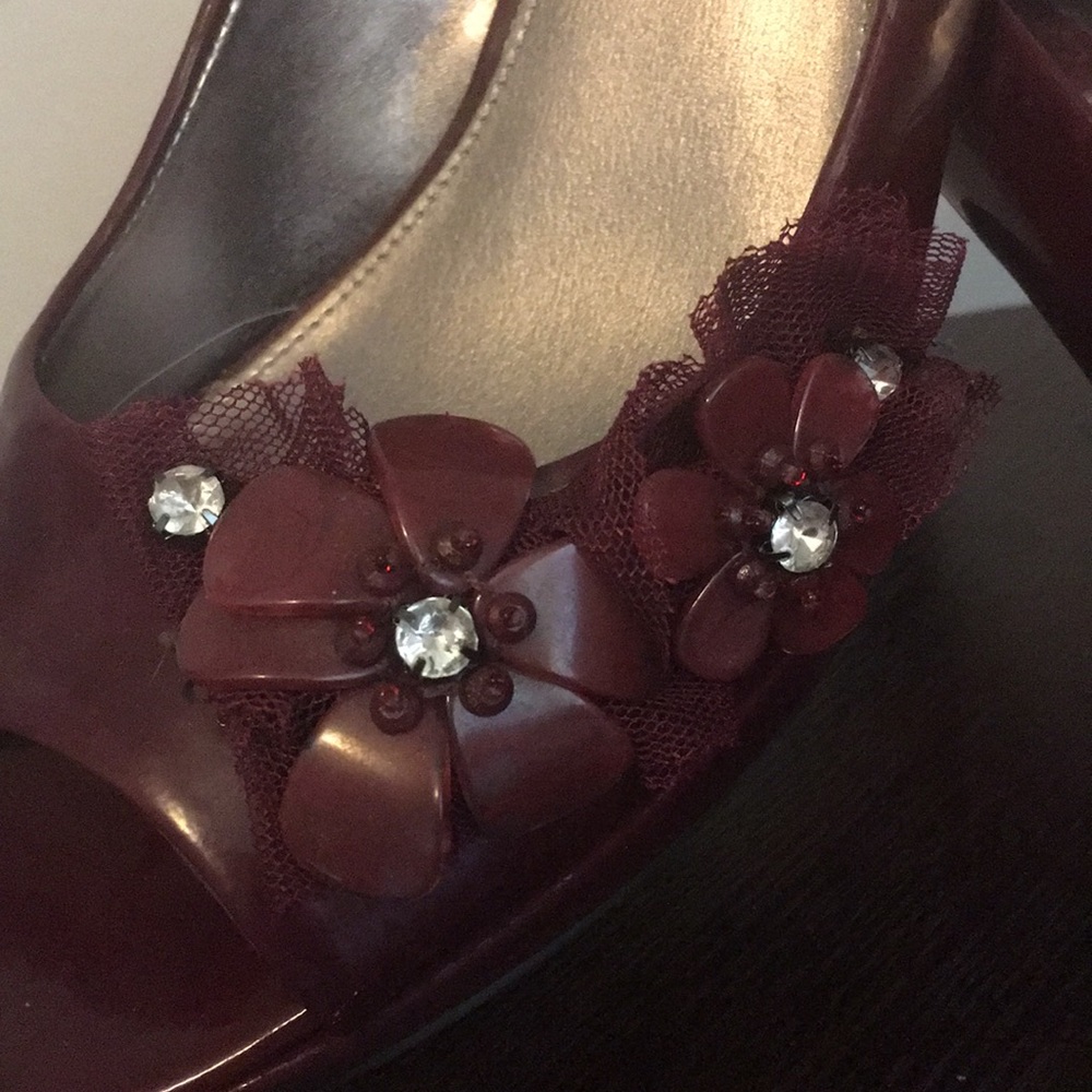 Ruby colored Peep toe pump with flowers SZ 8